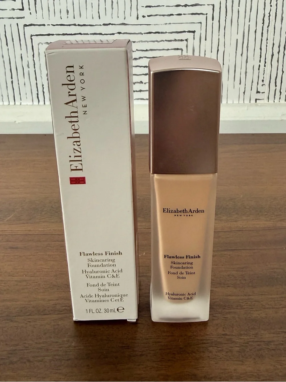 Elizabeth Arden Flawless Finish Skincaring Foundation 240N NEW